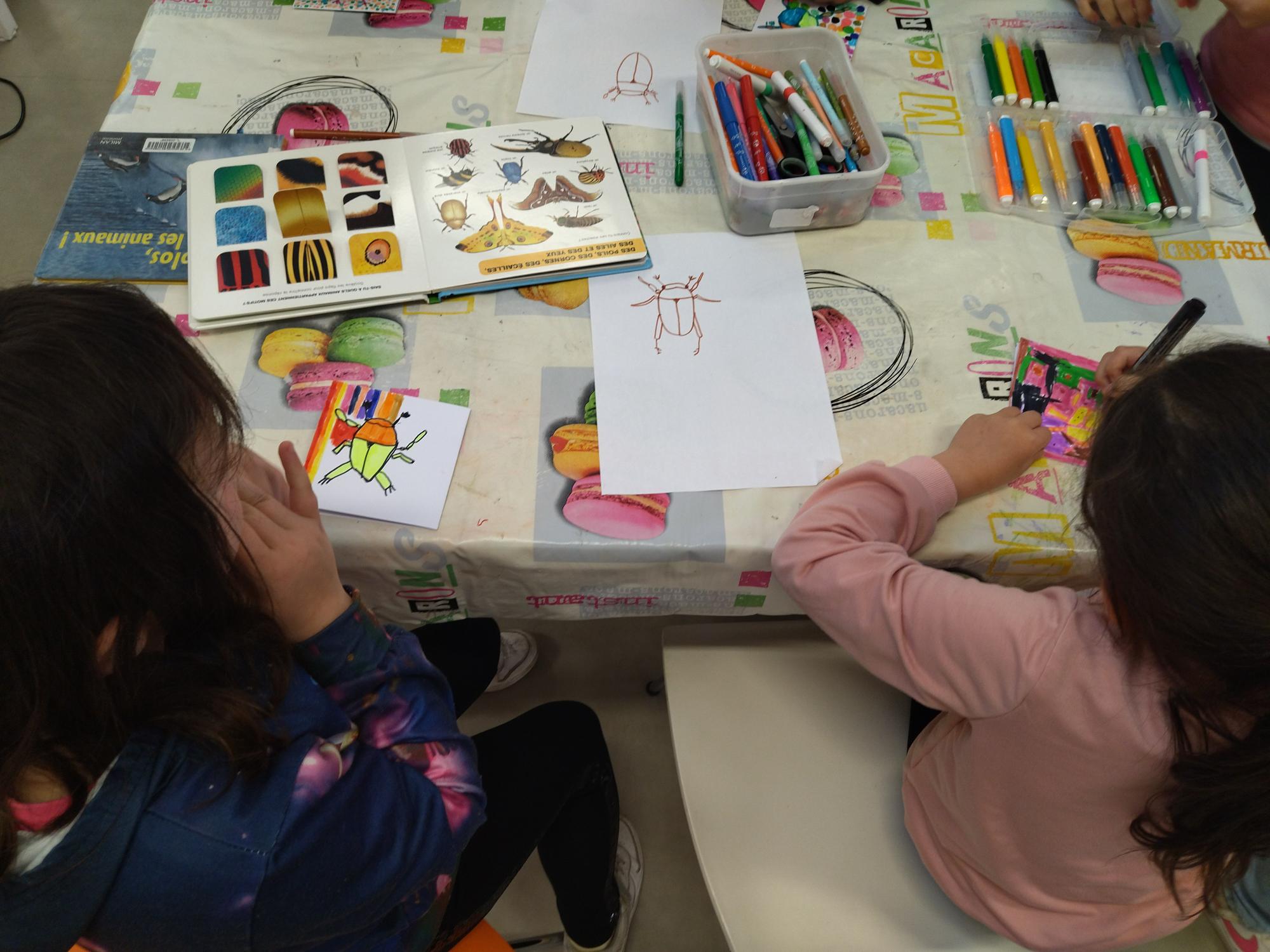 enfants dessinant